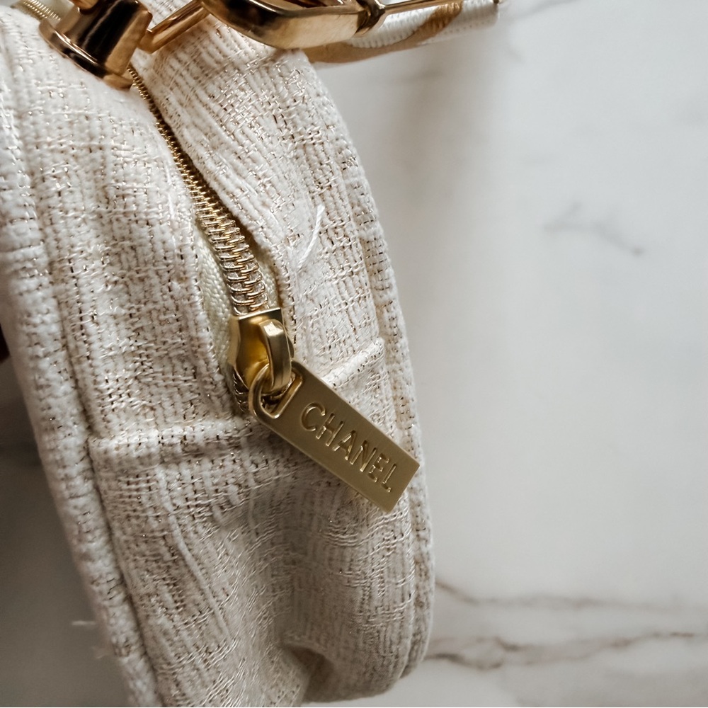 Chanel Beaute as Crossbody - Picture 4 of 10